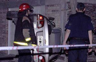  Impact� contra un poste, volc� y muri� en el acto