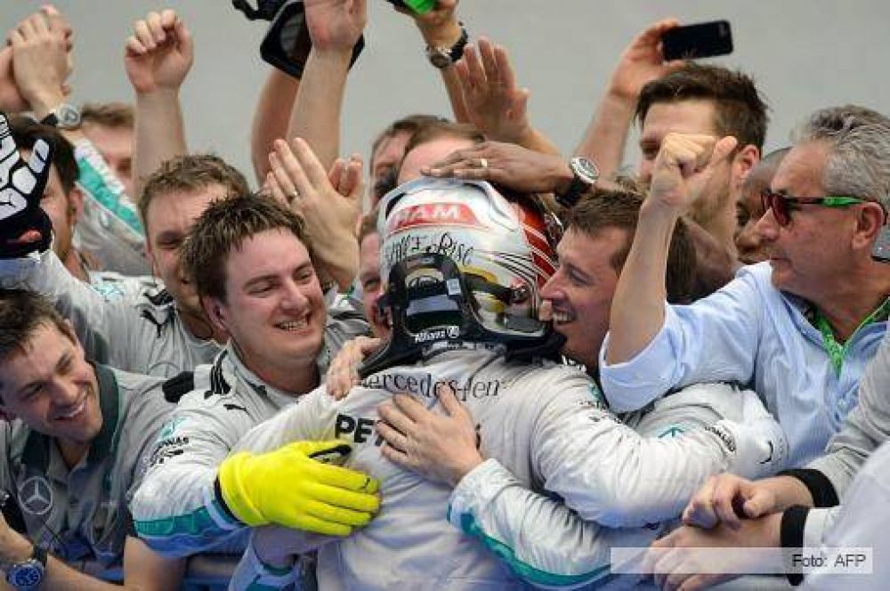 El ingl�s Lewis Hamilton gan� en Singapur y es el nuevo l�der del torneo
