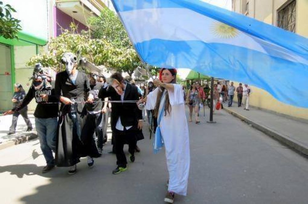 Militantes de La C�mpora simularon el embargo de la Casa Hist�rica en Tucum�n en repudio a los buitres