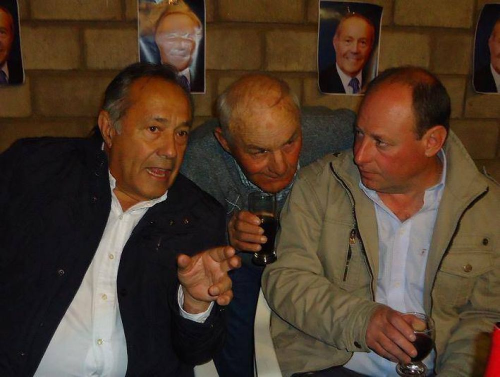  Ausencia de funcionarios provinciales en la cena de Adolfo y acusaciones cruzadas entre dirigentes