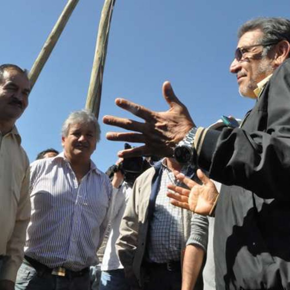 Beder Herrera inaugur� electrificaci�n rural y vivendas en Juan Facundo Quiroga