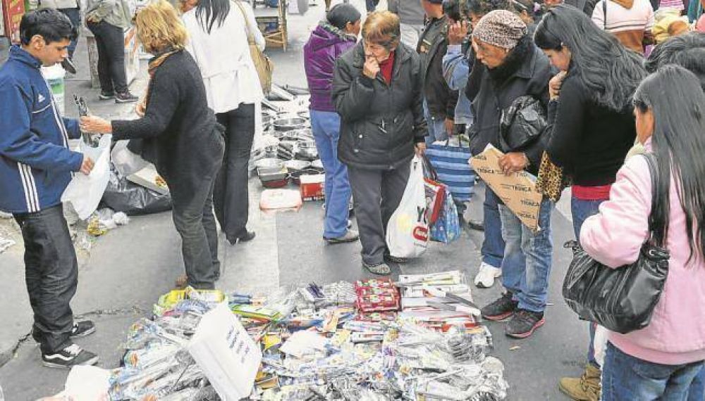 Florecieron los vendedores ambulantes en la peatonal