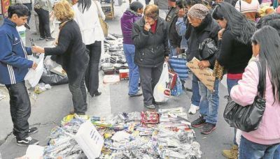 Florecieron los vendedores ambulantes en la peatonal