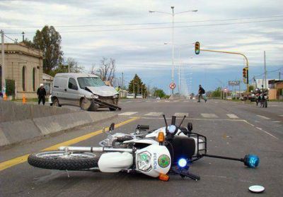 Un polic�a herido en un choque en Santa Rosa