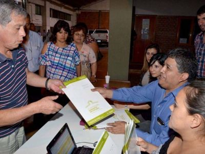 Nueva entrega de escrituras a familias juje�as