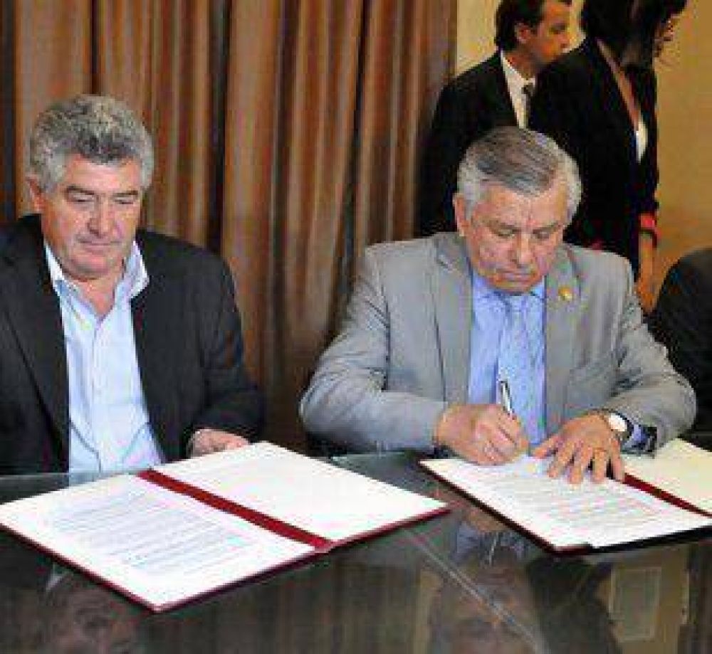 El Intendente Infante firm� el primer contrato de preadjudicaci�n de la obra