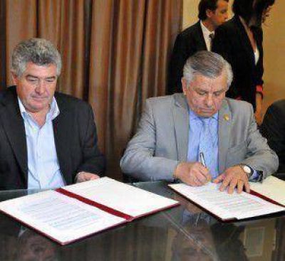 El Intendente Infante firm� el primer contrato de preadjudicaci�n de la obra