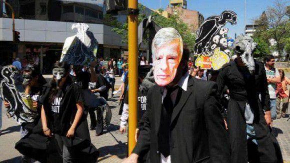 Militantes de La C�mpora simularon el embargo de la Casa Hist�rica