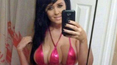 Una mujer se implant� otro seno: ahora tiene tres y se siente feliz