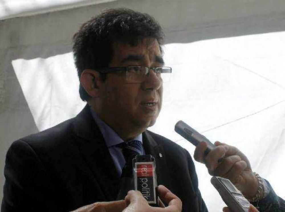 Alejandro Arl�a: �Algunos dirigentes son tan ignorantes que trataron de navegar en bote el arroyo El Gato�