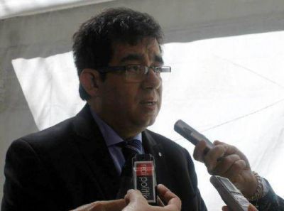 Alejandro Arl�a: �Algunos dirigentes son tan ignorantes que trataron de navegar en bote el arroyo El Gato�