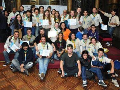 J�venes Scouts de La Plata fueron reconocidos por el municipio: �Son un gran ejemplo de ciudadan�a�, dijo Bruera