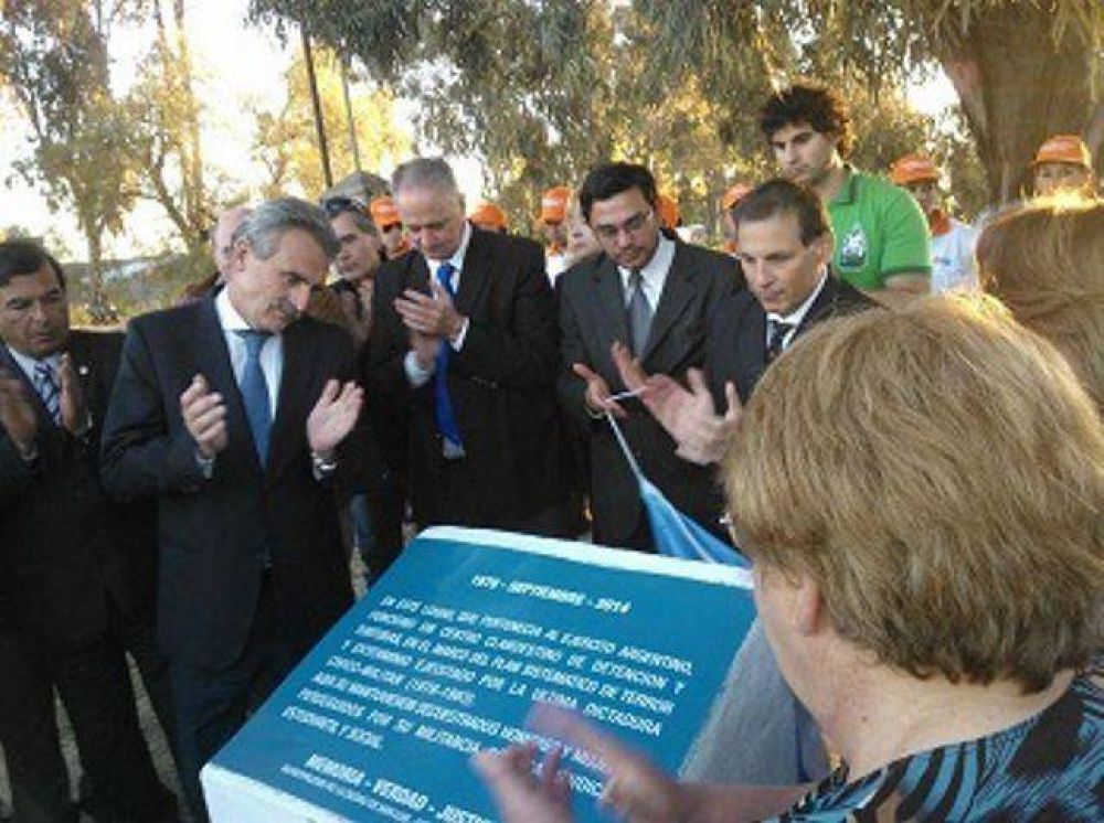 En un acto cargado de emoci�n, el ministro Rossi entreg� actas secretas de la dictadura