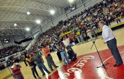 El Gobernador Colombi inaugur� el Estadio del Club Comunicaciones