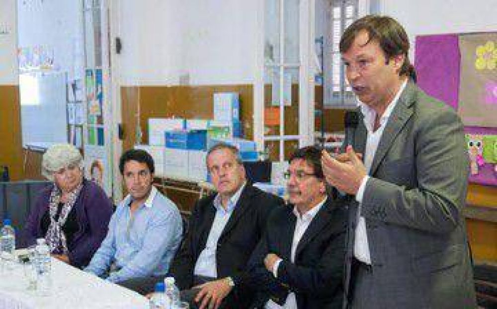 Cascallares y Sileoni entregaron aulas digitales a 38 escuelas de Almirante Brown	