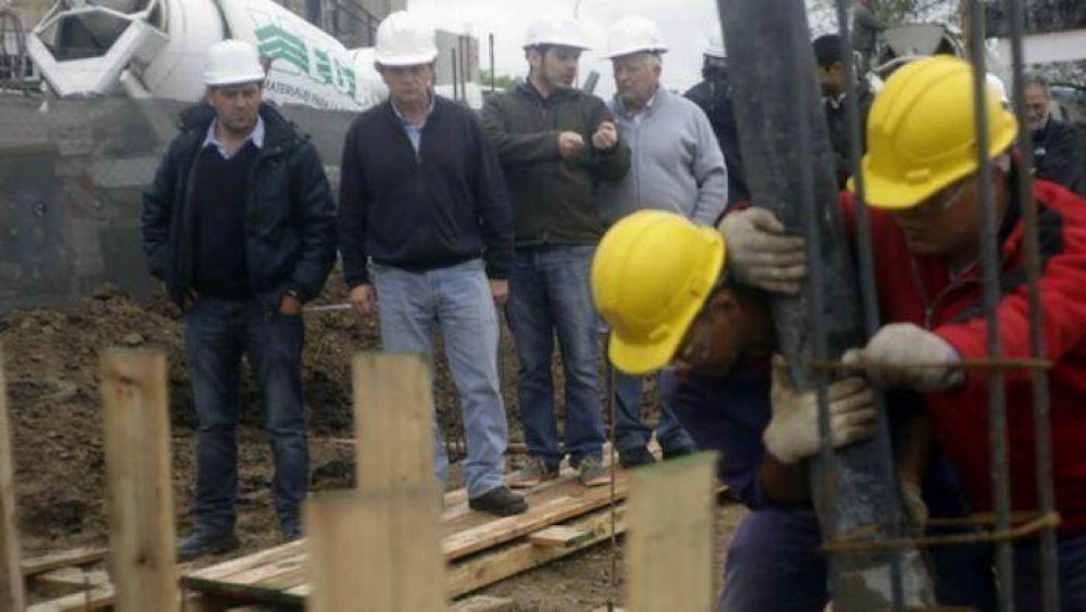 Pulti recorri� los trabajos de construcci�n del Polideportivo con Natatorio en el barrio Centenario