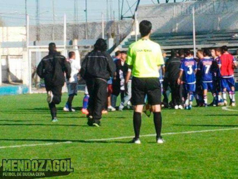 Disturbios en Godoy Cruz-Lavalle determinaron la suspensi�n del partido liguero