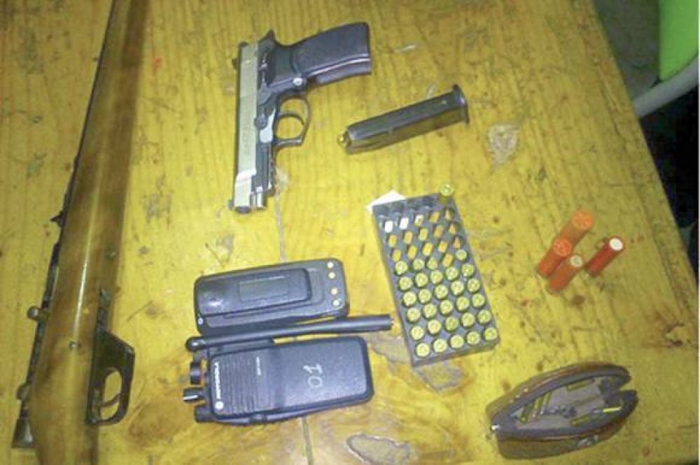 Hallan una mochila con armas de fuegoy municiones