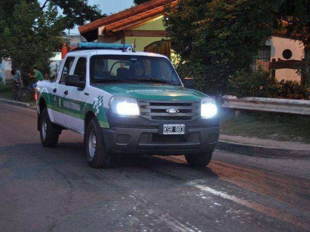 Un jubilado esperaba el colectivo y muri� al chocar un auto con un micro
