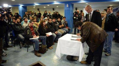 El Gobierno acord� la construcci�n de 150 viviendas en Comodoro y Sarmiento