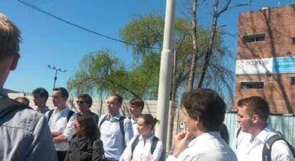 Estudiantes holandeses recorrieron las m�rgenes del Riachuelo