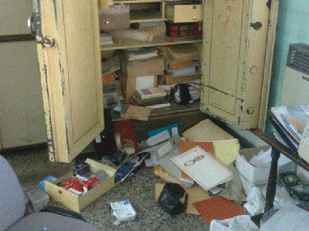 Roban agroqu�micos y da�an las oficinas de Huergo Cereales 