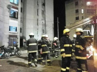 P�nico por el principio de incendio en una torre del Fonavi 2