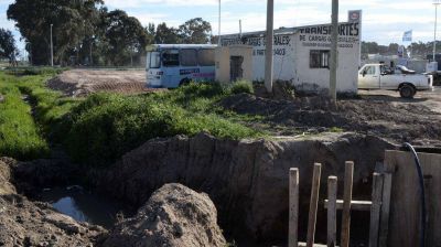Dicen que no pueden hacer una obra en la rotonda de El Cholo por una ocupaci�n ilegal