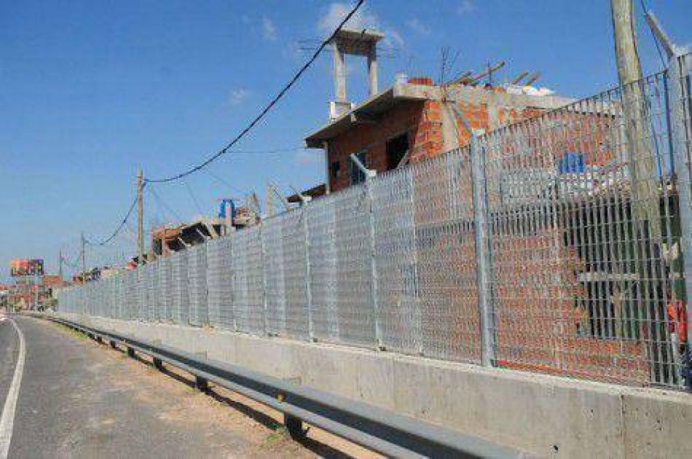 Sigue la construcci�n del muro en la Villa 31