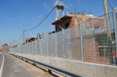 Sigue la construcci�n del muro en la Villa 31
