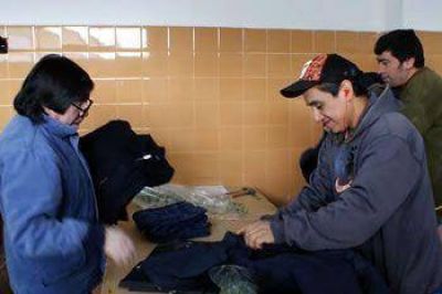 CALETA: CONTINUA LA ENTREGA DE ROPA A PERSONAL MUNICIPAL