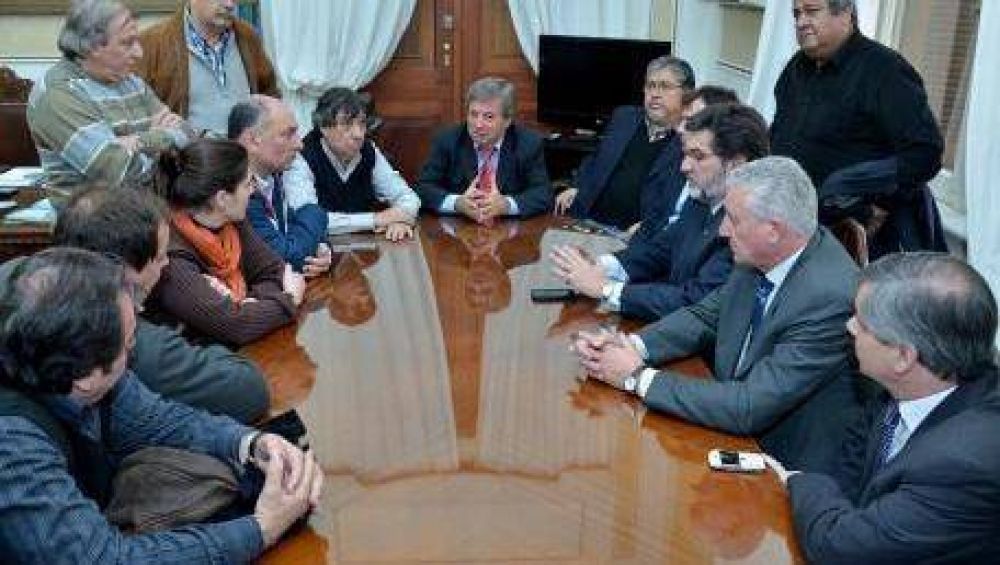 Intentan destrabar la ley de paritarias municipales