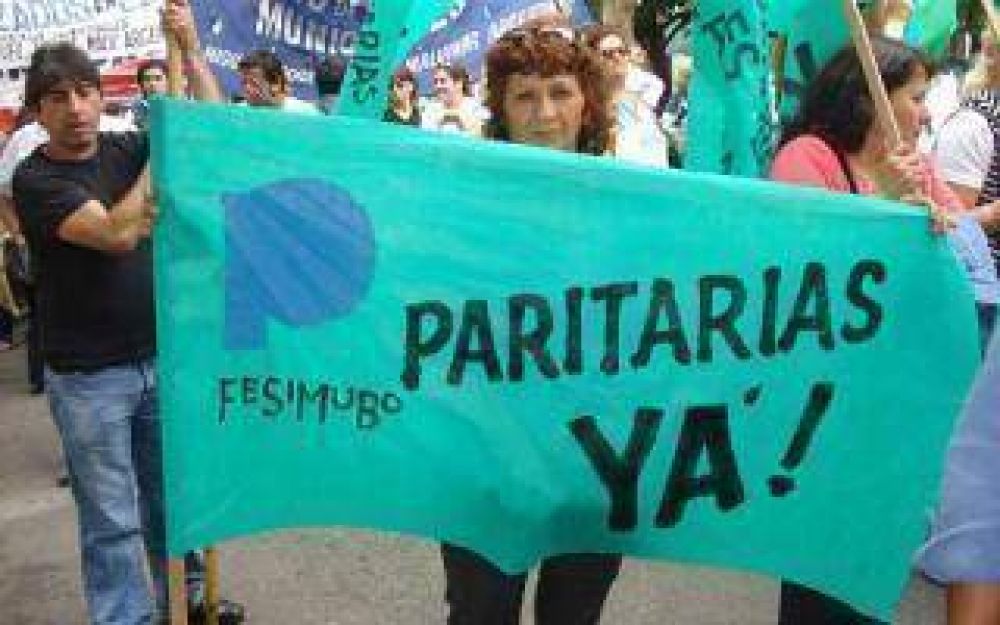 Protesta de Municipales en la Legislatura en reclamo de ley de paritarias