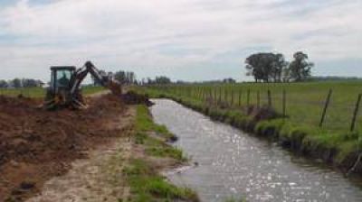 Contin�an los trabajos en caminos de Cachar� y zona rural aleda�a
