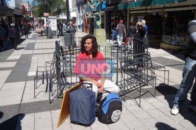 Inspectores intentaron desalojar a un artista callejero y se arm� un revuelo en la Peatonal