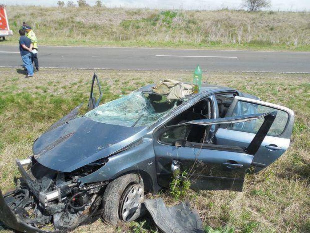 Importante vuelco de un auto en Ruta 12