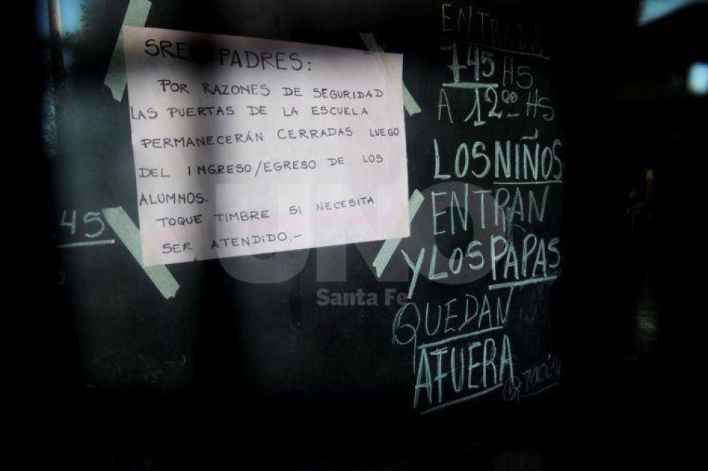 Por seguridad, los padres afuera
