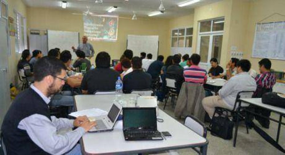 Debut en el aula y laboratorio para j�venes de la Especializaci�n en Instalaciones Nucleares