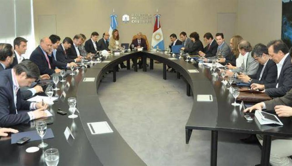De la Sota habl� de crisis y les envi� un mensaje a los gremios
