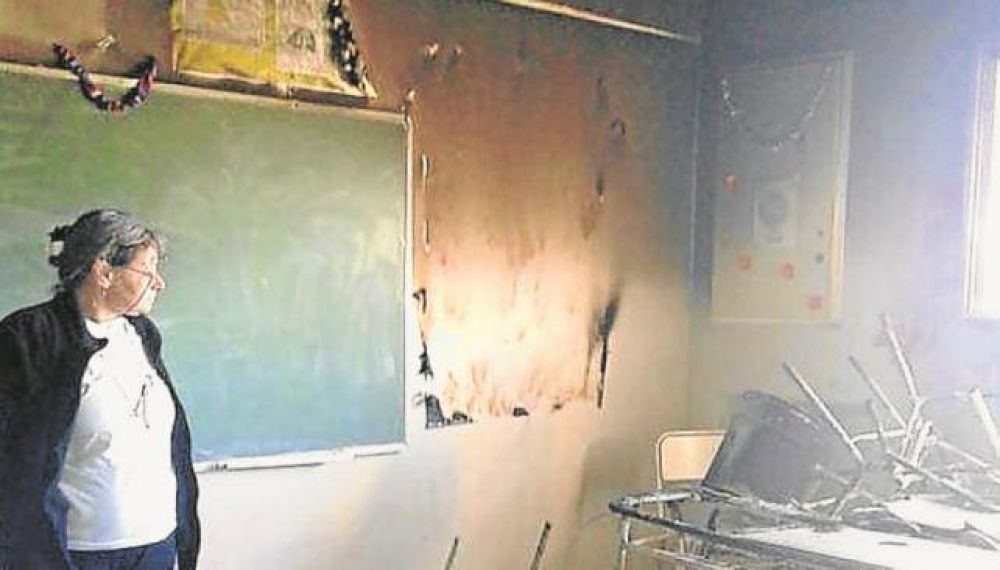 Con las cortinas de la escuela encendieron una fogata
