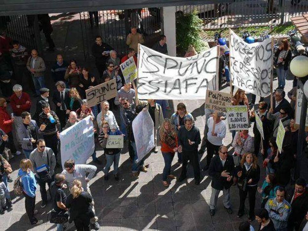 Tras fuerte protesta, el Sindicato del Personal de la UNCuyo llev� escrituras a la Legislatura local