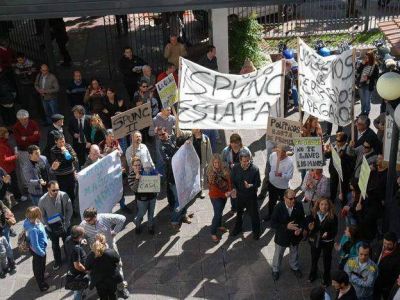 Tras fuerte protesta, el Sindicato del Personal de la UNCuyo llev� escrituras a la Legislatura local