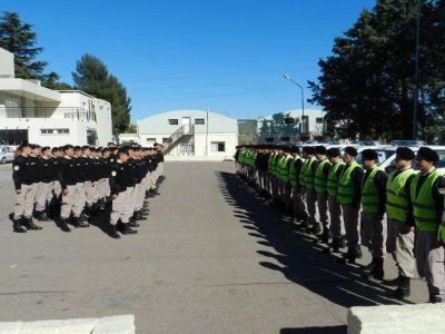 60 aspirantes a agentes patrullan la ciudad