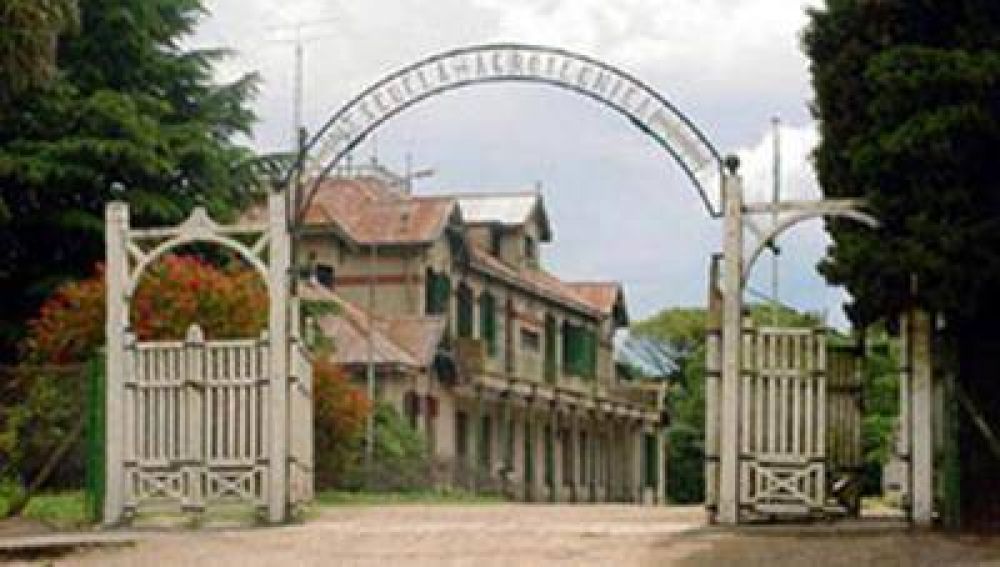 Padres de alumnos de Escuela Granja desmienten que problema del agua est� �solucionado�