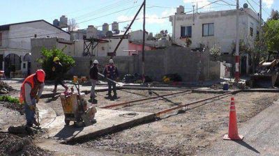 En cercan�as del Cementerio Oeste siguen las tareas de repavimentaci�n