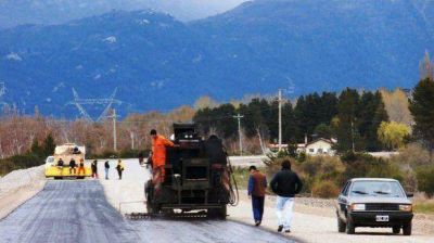 Vialidad Provincial asfalta la ruta que une Trevelin con Aldea Escolar