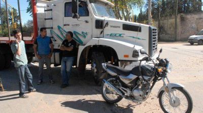 Una mujer lesionada al caer de su moto