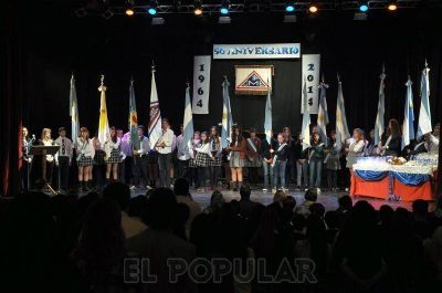 Cincuenta a�os en el compromiso de educar