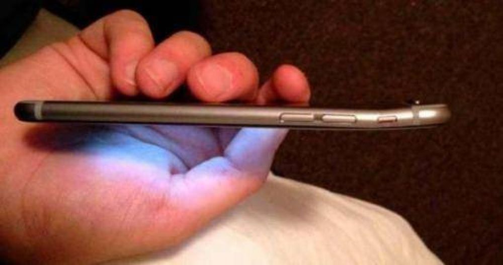 El nuevo iPhone 6 se dobla con facilidad, seg�n reportan varios due�os en foros y redes sociales
