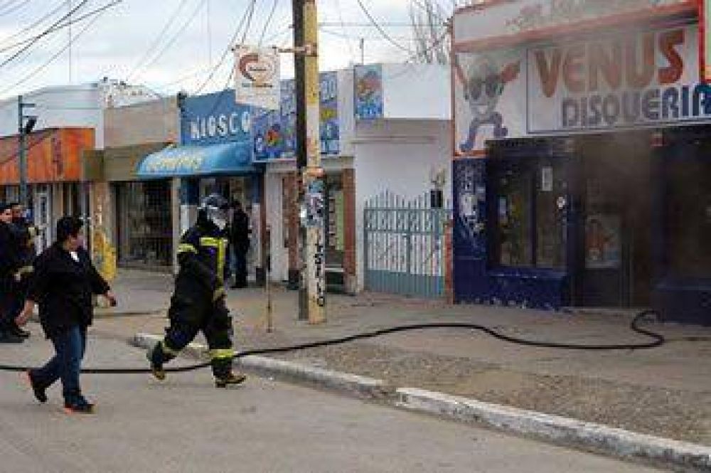 SE INCENDI� UNA DISQUER�A EN PLENO CENTRO DE CALETA